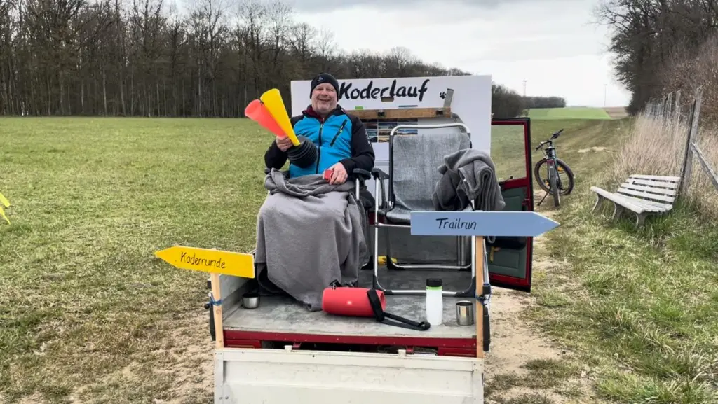 Streckenposten beim Koderlauf mit Wegweisern für Koderrunde und Trailrun